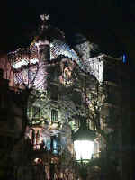 Gaudi bldg at night.JPG (34980 bytes)